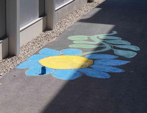 Eine Blume auf dem Boden