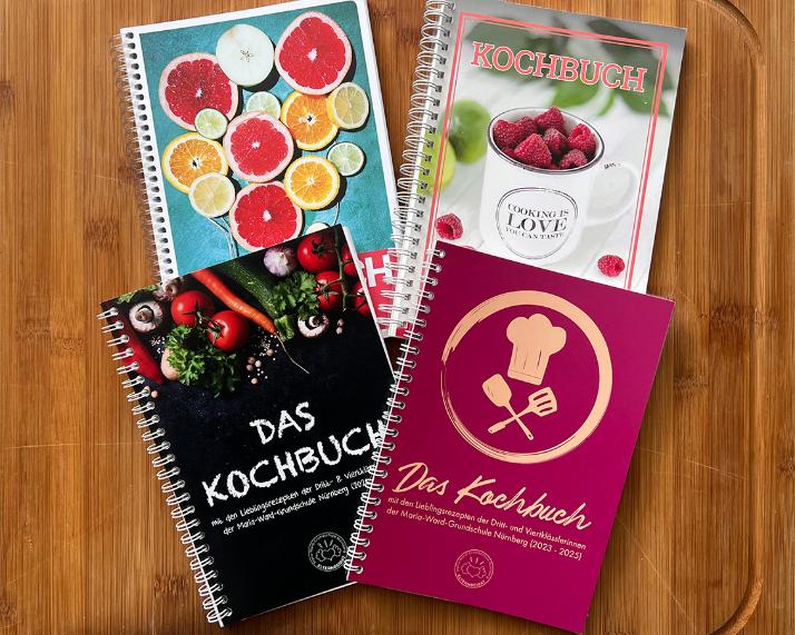 Vier Ausgaben von dem Kochbuch der Grundschule