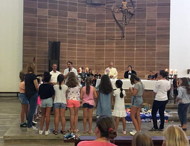 Elternbeiratsmitglieder verabschieden die Viertklässlerinnen bei dem Abschlussgottesdienst 2019