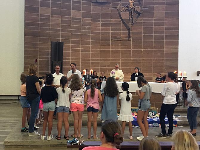 Elternbeiratsmitglieder verabschieden die Viertklässlerinnen bei dem Abschlussgottesdienst 2019