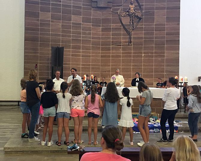 Elternbeiratsmitglieder verabschieden die Viertklässlerinnen bei dem Abschlussgottesdienst 2019
